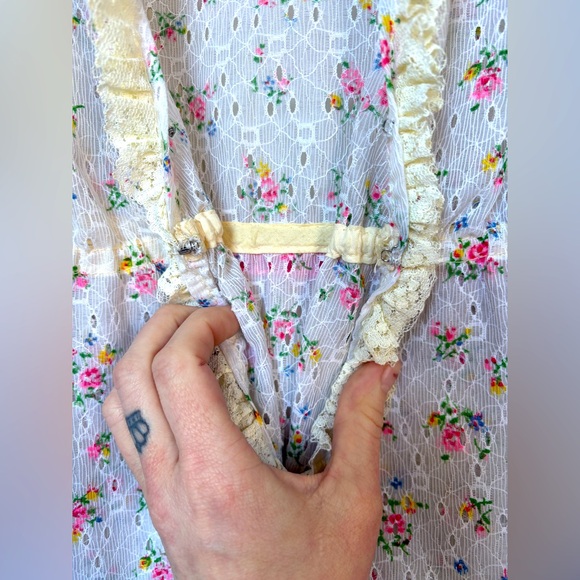 Stunning VINTAGE 1970s Maxi Floral Cottagecore Lace Dress/Robe! - Picture 5 of 6